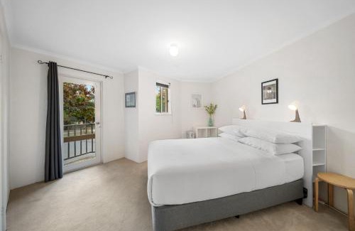 Phillip Apartamento | Stylish 1-Bed Stay with Balcony & Study Room