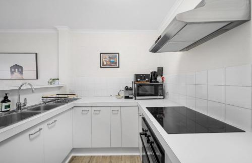 Phillip Apartamento | Stylish 1-Bed Stay with Balcony & Study Room