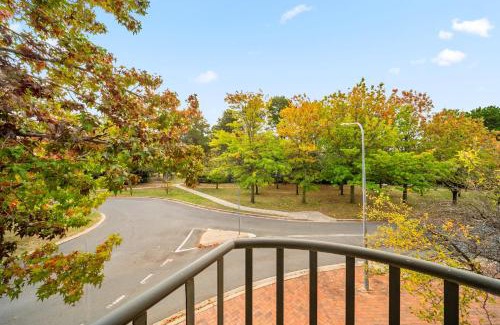Phillip Apartamento | Stylish 1-Bed Stay with Balcony & Study Room