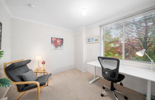 Phillip Apartamento | Stylish 1-Bed Stay with Balcony & Study Room