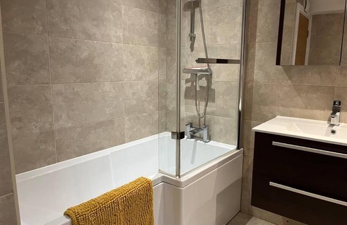 Trafford Apartamento | Stylish 1 Bedroom, 2 bed Basement Flat With Free Parking