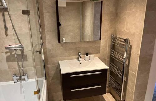 Trafford Apartamento | Stylish 1 Bedroom, 2 bed Basement Flat With Free Parking