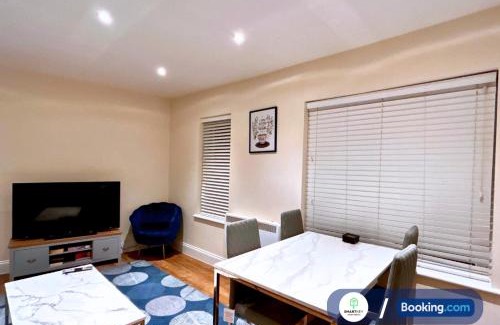 Woking Apartamento | Stylish 1 bedroom flat with free parking