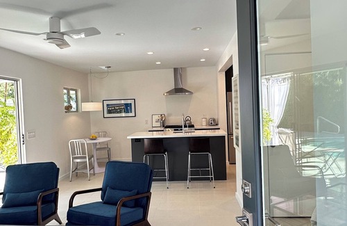 The Movie Colony Cabaña | Stylish 1-bedroom Guesthouse with pool, close to town