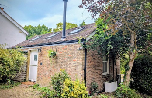 Leatherhead Apartamento | Stylish 1BD Cottage with Fireplace | Parking