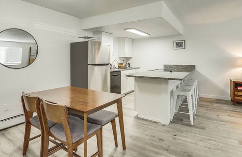 Park East Apartamento | Stylish 1BD with Mountain Views + Pool