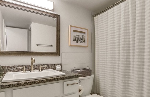 Park East Apartamento | Stylish 1BD with Mountain Views + Pool