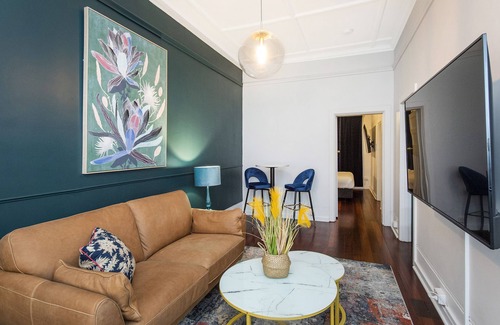 West Perth Apartamento | Stylish 1BR APT in West Perth with Parking!