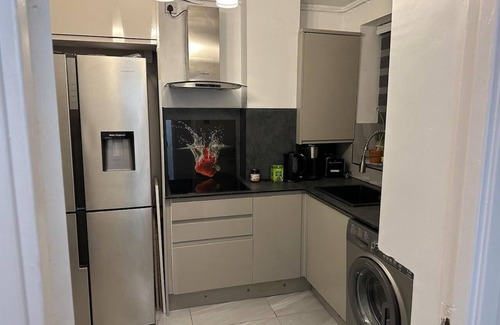 Crystal Palace Apartamento | Stylish 1BR Apt w/ Fireplace & High-Speed WiFi