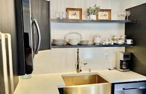 Middle River Terrace Casa | Stylish 1BR Condo w/ Pool, Near Nightlife & Beaches