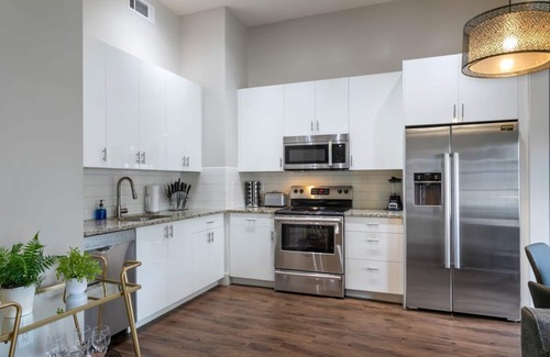 Central Business District Hotel | Amplio y moderno condominio 1bd en el edificio de California por Hosteeva