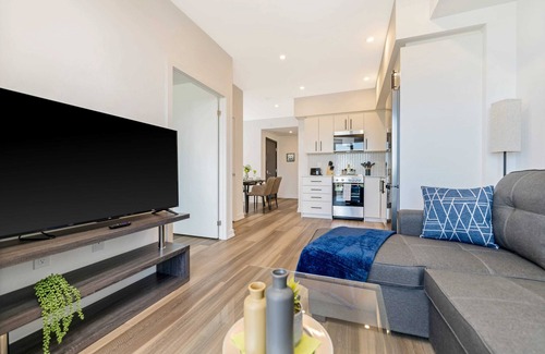 Kitchener Condominio | Stylish 1BR Condo w Balcony & Skyline Views