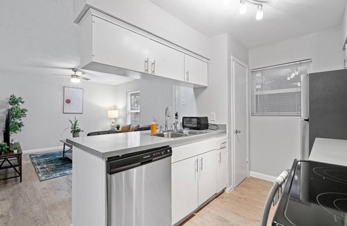 North Loop Apartamento | Stylish 1BR Near UT Highland Evonify