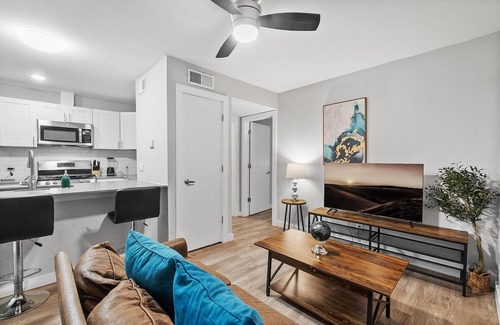 North Loop Apartamento | Stylish 1BR Near UT Highland Evonify