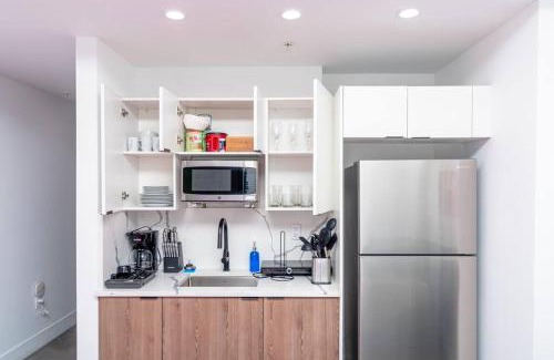 East Little Havana Apartamento | Stylish 1BR Suite with King Bed Walk to Marlins Park & Brickell