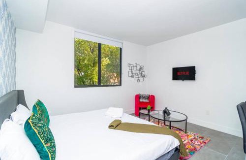 East Little Havana Apartamento | Stylish 1BR Suite with King Bed Walk to Marlins Park & Brickell
