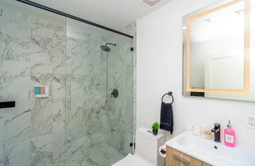 East Little Havana Apartamento | Stylish 1BR Suite with King Bed Walk to Marlins Park & Brickell