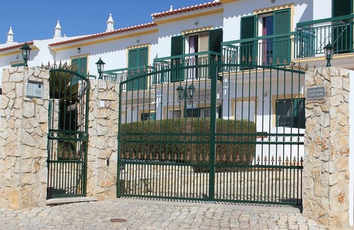 Vila Real Santo Antonio Casa | Elegante casa de 2 dormitorios con patio privado y piscina compartida.