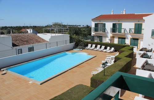 Vila Real Santo Antonio Casa | Elegante casa de 2 dormitorios con patio privado y piscina compartida.