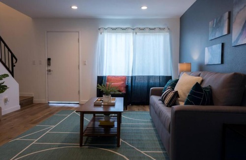 Inglewood Apartamento | Stylish 2 bed 1 and half Bath Apartment near Sofi Stadium, LAX, Forum