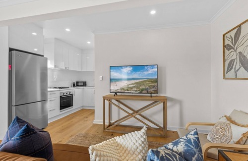 Henley Beach Apartamento | Stylish 2-Bed Home Steps from Henley Beach