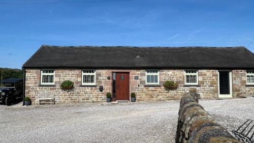 Winkhill Casa | Stylish 2 Bed Peak District Cottage Barn - Alton Towers, Scarefest, Polar Bears, Chatsworth