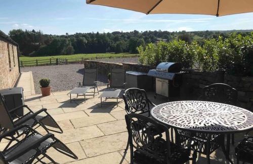 Winkhill Casa | Stylish 2 Bed Peak District Cottage Barn - Alton Towers, Scarefest, Polar Bears, Chatsworth