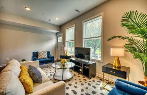 Fairlawn Apartamento | Stylish 2-Bedroom/2Bath Hideaway