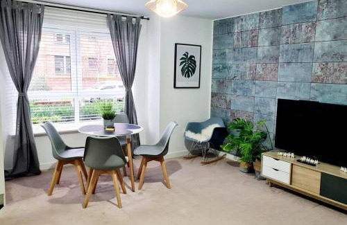 East End Apartamento | Stylish 2 bedroom Apartment/FREE Gated Parking