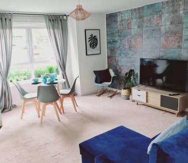 East End Apartamento | Stylish 2 bedroom Apartment/FREE Gated Parking