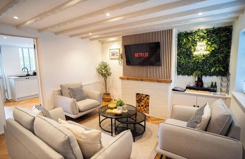 Ribbesford Cabaña | Stylish 2 Bedroom Cottage with Hot Tub and Parking