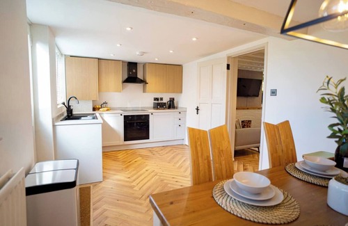 Ribbesford Cabaña | Stylish 2 Bedroom Cottage with Hot Tub and Parking