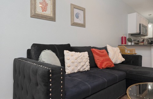 South Pensacola Apartamento | Stylish 2 bedroom home close 2 Dtown, NAS, and BCH