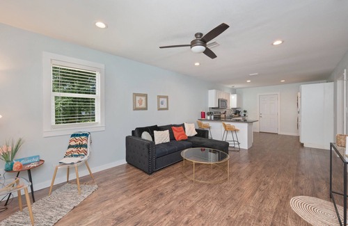 South Pensacola Apartamento | Stylish 2 bedroom home close 2 Dtown, NAS, and BCH