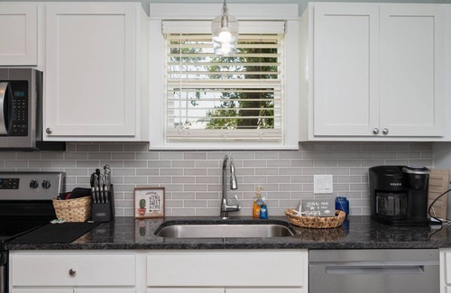 South Pensacola Apartamento | Stylish 2 bedroom home close 2 Dtown, NAS, and BCH