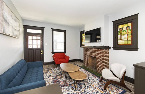 Tower Grove South Casa | Stylish 2-bedroom home with free parking on street