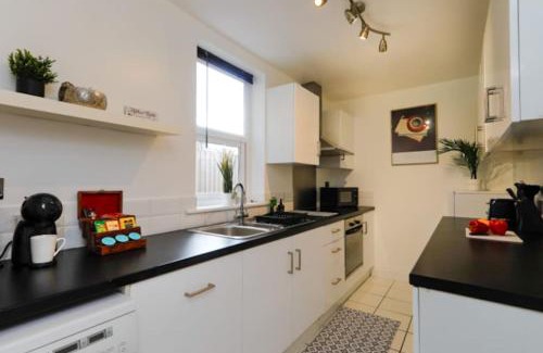 Derby Apartamento | Stylish 2 Bedroom Home with Free on Street Parking