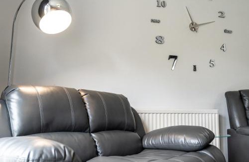 Oldbury Casa | Stylish 2-Bedroom House in Oldbury Sleeps 4