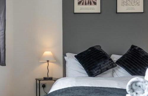 Oldbury Casa | Stylish 2-Bedroom House in Oldbury Sleeps 4