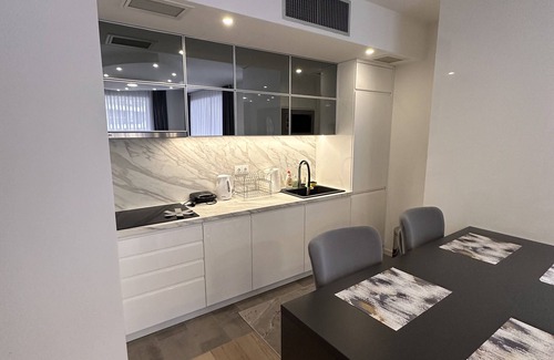 Ilidza Apartamento | Stylish 2-Bedroom Sarajevo Retreat: Private Baths & Panoramic Views