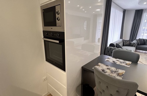Ilidza Apartamento | Stylish 2-Bedroom Sarajevo Retreat: Private Baths & Panoramic Views