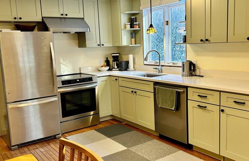 Bernardston Casa | Stylish 2-bedroom townhome with WiFi, AC near private schools.
