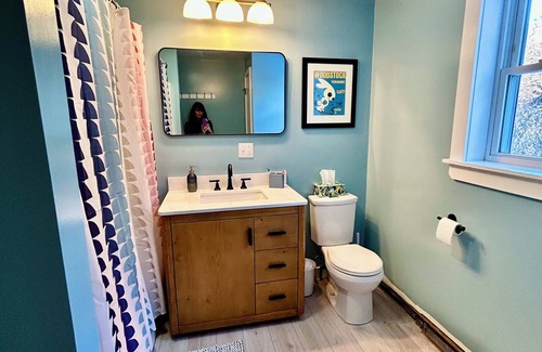 Bernardston Casa | Stylish 2-bedroom townhome with WiFi, AC near private schools.