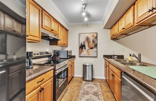 Chapel Hill Casa | Stylish 2-bedroom townhome with large deck, and pool in fabulous Chapel Hill