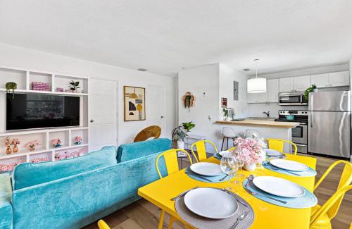 Sailboat Bend Casa | Stylish 2 BR Condo - Free Parking on Premises