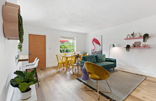 Sailboat Bend Casa | Stylish 2 BR Condo - Free Parking on Premises