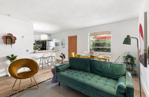 Sailboat Bend Casa | Stylish 2 BR Condo - Free Parking on Premises