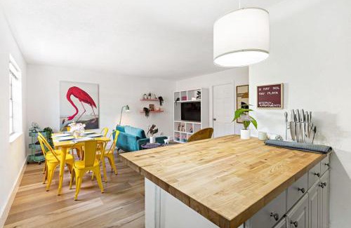 Sailboat Bend Casa | Stylish 2 BR Condo - Free Parking on Premises