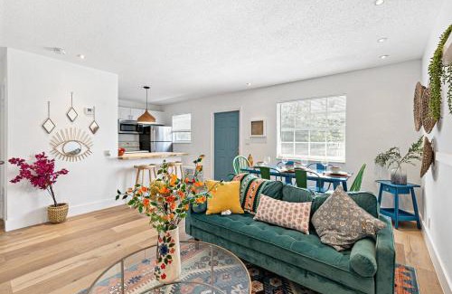 Sailboat Bend Casa | Stylish 2 BR condo - close to Riverwalk