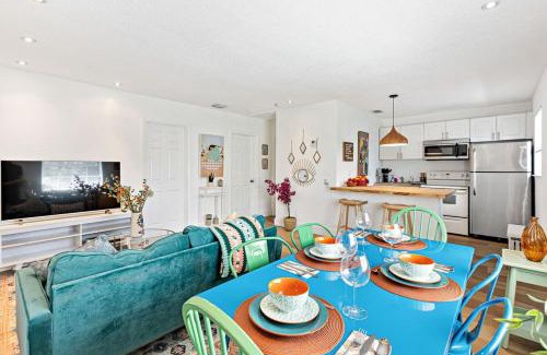 Sailboat Bend Casa | Stylish 2 BR condo - close to Riverwalk